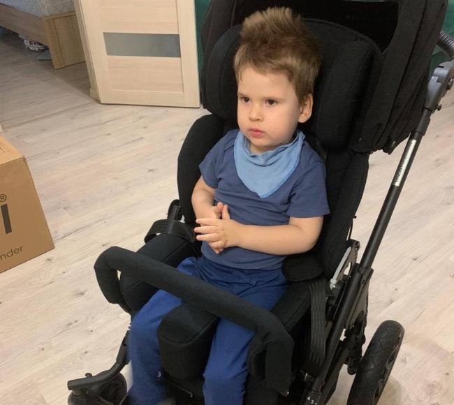 Инвалидная коляска для Тимурчика | Благотворительный фонд «Добро с МаксМаркет»